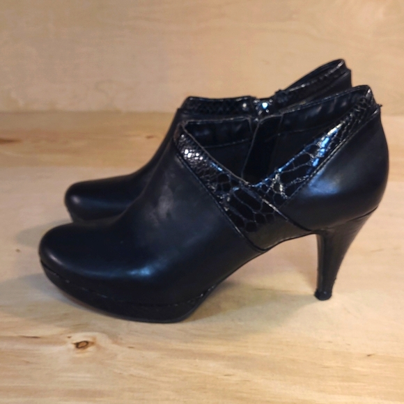 Bandolino Black Leather 3 Inch Heels - Picture 4 of 7